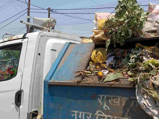 कचड़ा उठाने वाली गाड़ी ही फैला रही कचड़ा, नगर निगम बेसुध 